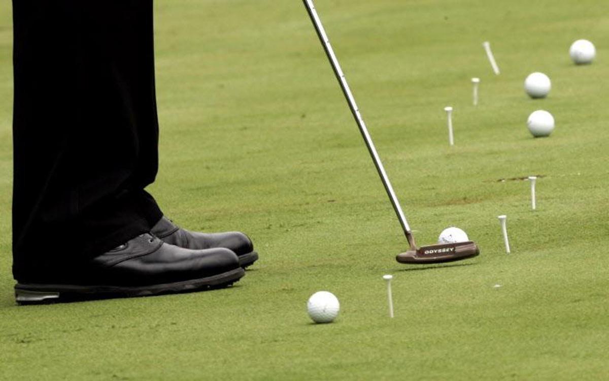 Michael Campell of new Zealand lines up his putts during practice for the 2006 PGA Championship at Medinah Country Club on 14 August 2006 in Medinah, Illinois.  Timothy A. CLARY / AFP
