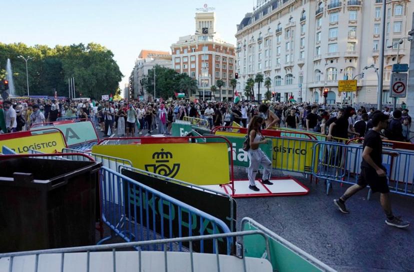Pro-Palestinians protestors pull barriers and invade the street during the 21st and last stage of the Vuelta a Espana 2025, near Atocha station in Madrid on September 14, 2025.   Vuelta final stage has been abandoned because of pro-Palestinian protests, AFP reports. Paul HANNA / AFP