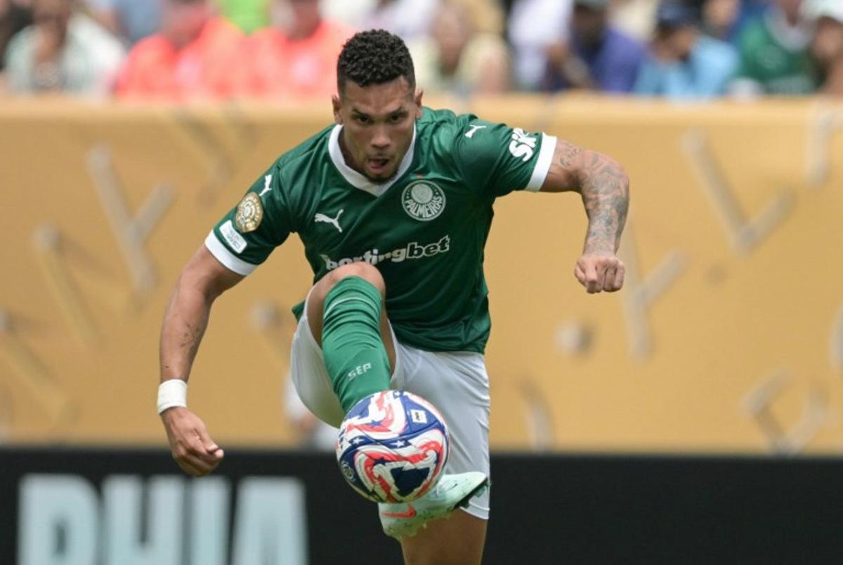 Palmeiras' Brazilian forward #10 Paulinho controls the ball during the FIFA Club World Cup 2025 round of 16 all-Brazilian football match between Palmeiras and Botafogo at Lincoln Financial Field Stadium in Philadelphia on June 28, 2025.  JUAN MABROMATA / AFP