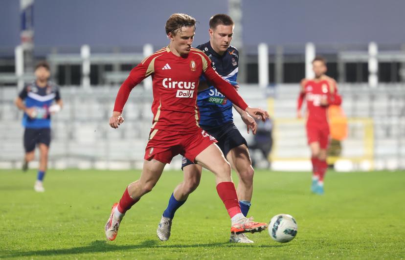 Standard's Ibe Hautekiet and Dender's Aurelien Scheidler fight for the ball during a soccer match between FCV Dender EH and Standard de Liege, Sunday 13 April 2025 in Denderleeuw, on day 3 (out of 10) of the Europe Play-offs of the 2024-2025 'Jupiler Pro League' first division of the Belgian championship. BELGA PHOTO VIRGINIE LEFOUR
