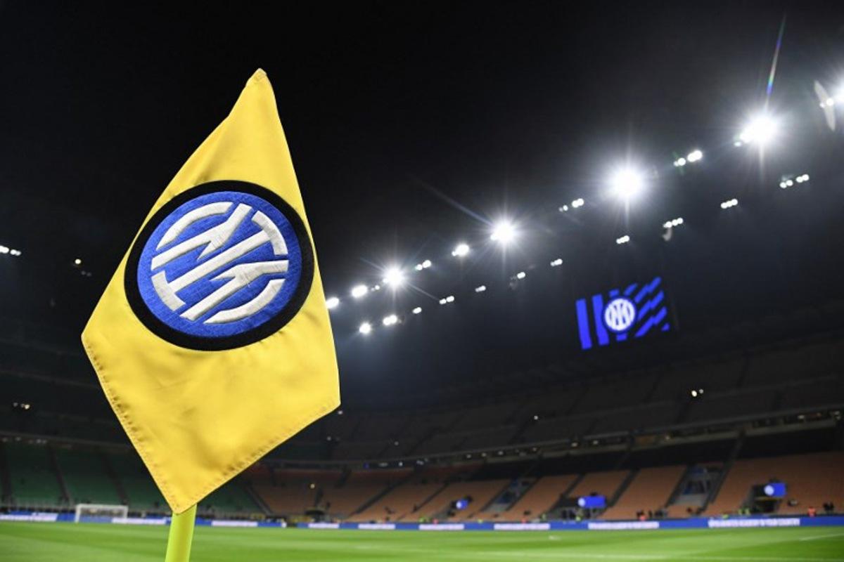 A photo shows a corner flag with the Inter Milan logo ahead of the Italian Serie A football match between Inter Milan and Fiorentina at the San Siro Stadium in Milan on February 10, 2025.  Isabella BONOTTO / AFP