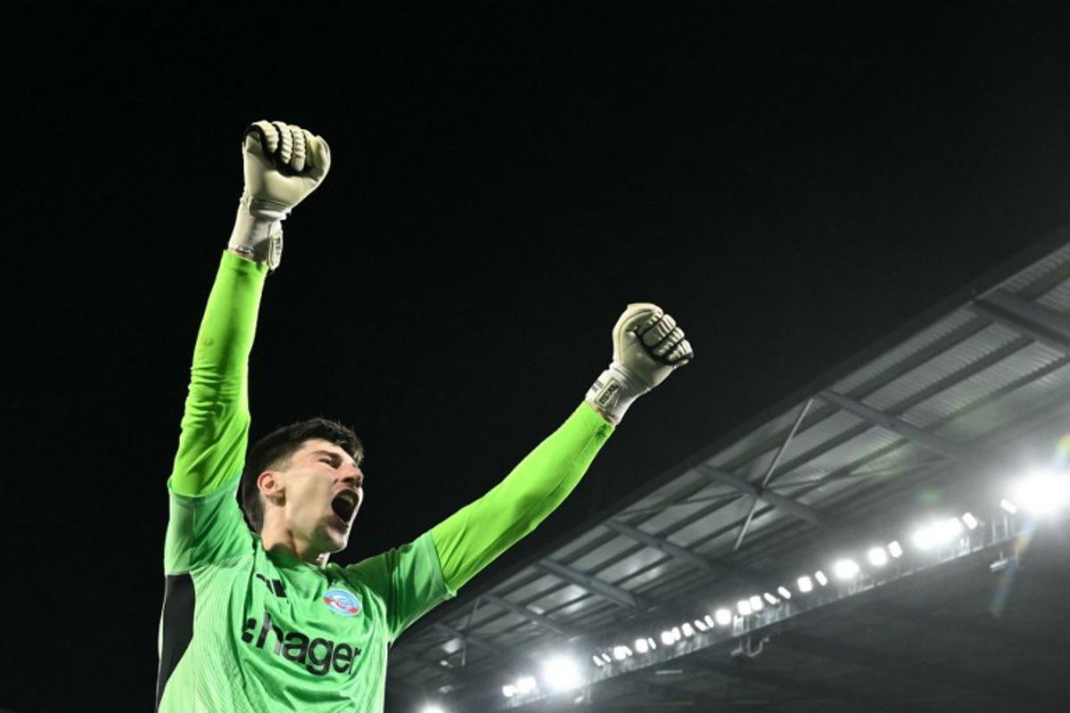 Strasbourg's Belgian goalkeeper #39 Mike Penders celebrates his team's victory at the end of the UEFA Europa Conference League quarter-final second leg football match between RC Strasbourg Alsace and Mainz 05 at the Stade de La Meinau in Strasbourg, eastern France, on April 16, 2026.  SEBASTIEN BOZON / AFP