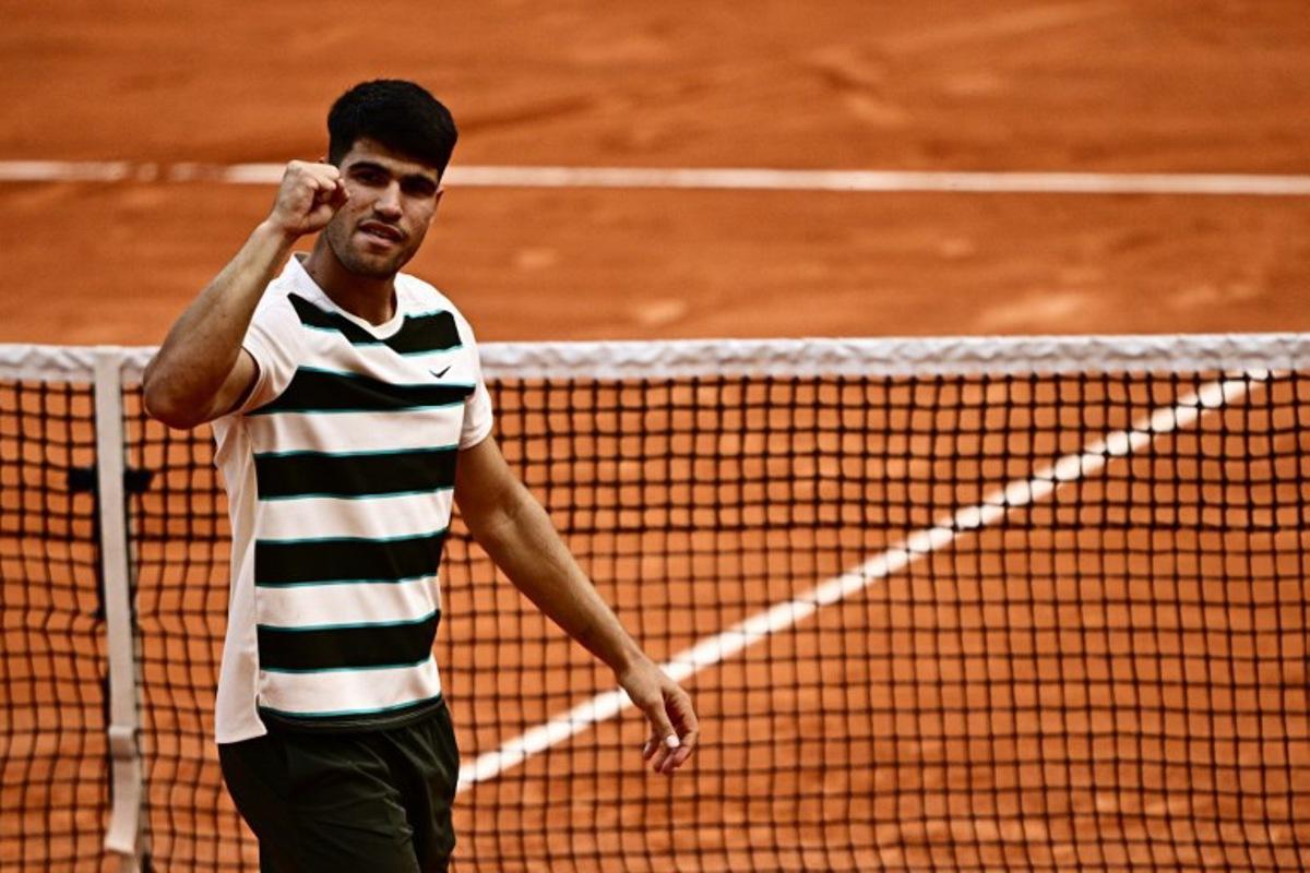 Spain's Carlos Alcaraz celebrates after winning against US Ben Shelton at the end of their men's singles match on day 8 of the French Open tennis tournament on Court Philippe-Chatrier at the Roland-Garros Complex in Paris on June 1, 2025.  JULIEN DE ROSA / AFP