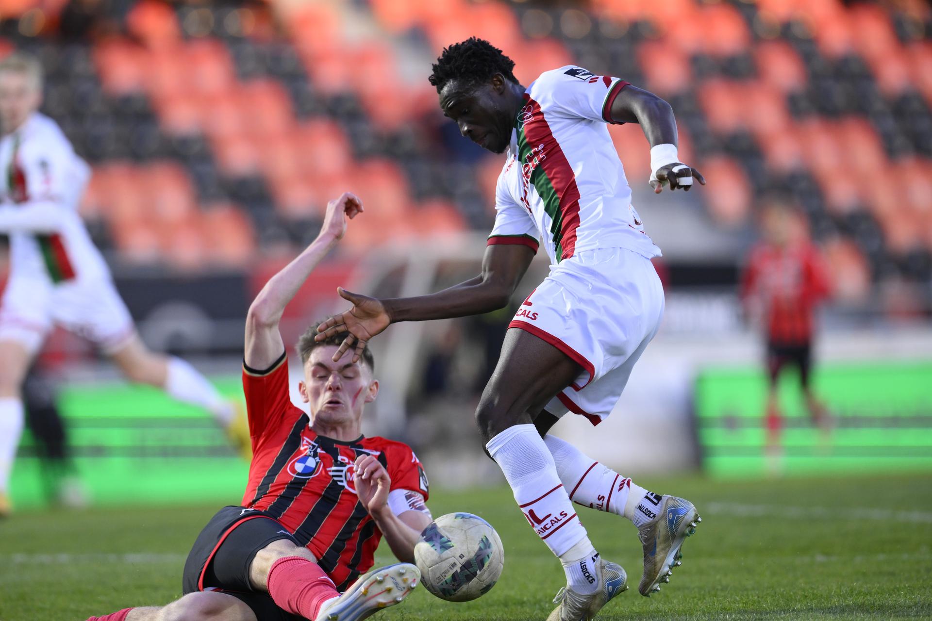Seraing's Nils Schouterden and Essevee's Tochukwu Nnadi fight for the ball during a soccer match between RFC Seraing and Zulte Waregem, Sunday 06 April 2025 in Seraing, on day 28 of the 2024-2025 'Challenger Pro League' 1B second division of the Belgian championship. BELGA PHOTO JOHN THYS