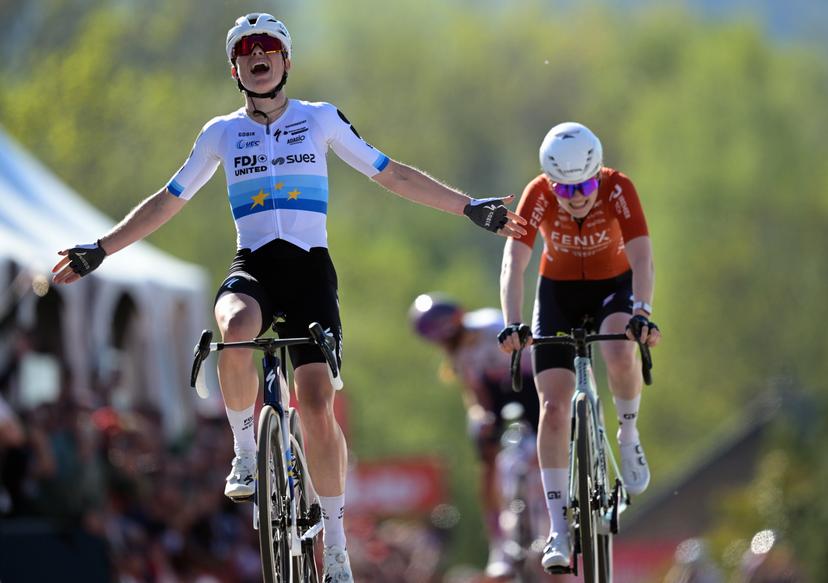 Dutch Demi Vollering of FDJ United-SUEZ and Dutch Puck Pieterse of Fenix-Premier Tech sprint to the finish of the women's race of the 'La Fleche Wallonne', one day cycling race (Waalse Pijl - Walloon Arrow), 148,2 km from Huy to Huy, Wednesday 22 April 2026. BELGA PHOTO DAVID PINTENS