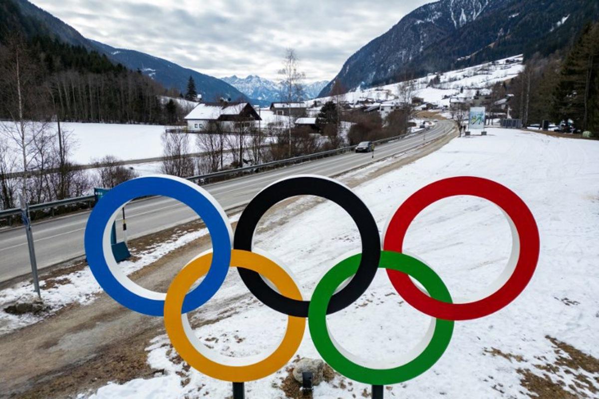 The Olympic rings are seen along a road leading to the Biathlon venue in Antholz, northern Italy, prior to the Milano Cortina 2026 Olympic Games, on January 23, 2026.  Odd ANDERSEN / AFP