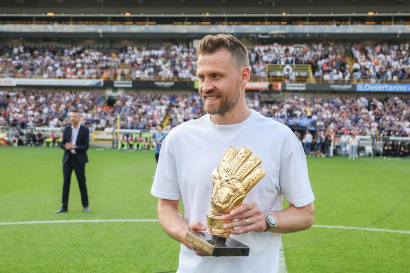 Club's goalkeeper Simon Mignolet pictured during a presentation of the Golden Shoe (Gouden Schoen - Soulier d'Or) to Vanhaken, ahead of a soccer match between Club Brugge and KAA Gent, Thursday 01 May 2025 in Brugge, on day 7 (out of 10) of the Champions' Play-offs of the 2024-2025 'Jupiler Pro League' first division of the Belgian championship. BELGA PHOTO KURT DESPLENTER