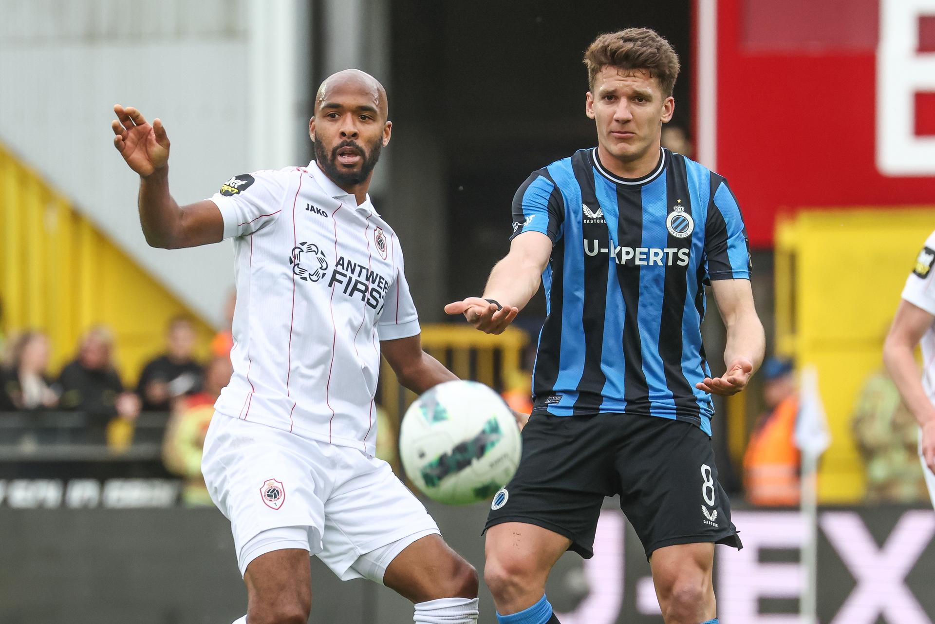 Antwerp's Denis Odoi and Club's Christos Tzolis fight for the ball during a soccer match between Club Brugge and Royal Antwerp FC, Sunday 25 May 2025 in Brugge, on day 10 (out of 10) of the Champions' Play-offs of the 2024-2025 'Jupiler Pro League' first division of the Belgian championship. BELGA PHOTO BRUNO FAHY