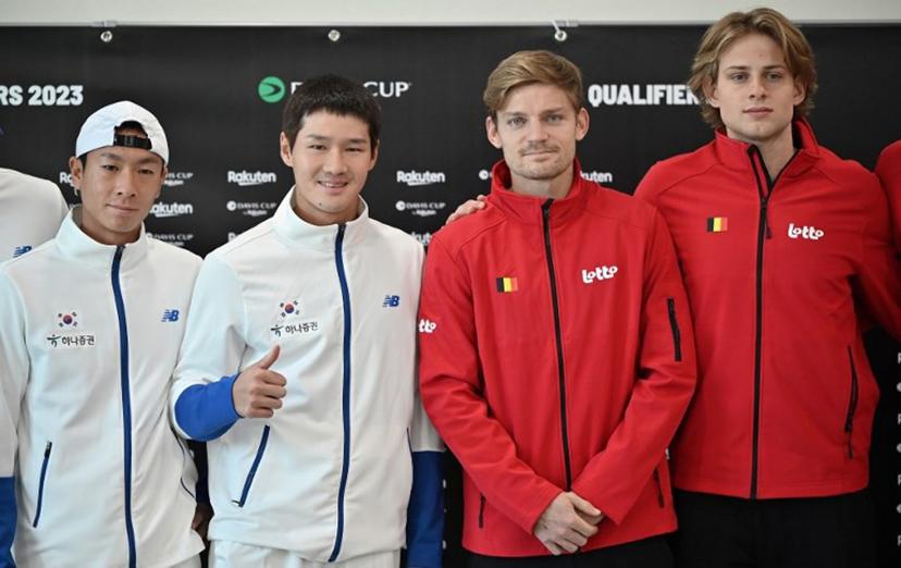 (L-R) South Korea's tennis players Hong Seong-chan and Kwon Soon-woo pose with Belgium's tennis players David Goffin and Zizou Bergs during the official draw of the Davis Cup qualifiers first round between South Korea and Belgium in Seoul on February 3, 2023.   Jung Yeon-je / AFP