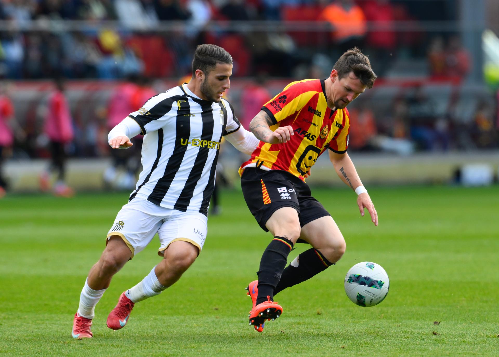 Charleroi's Yacine Titraoui and Mechelen's Benito Raman fight for the ball during a soccer match between KV Mechelen and Sporting Charleroi, Sunday 18 May 2025 in Mechelen, on day 9 (out of 10) of the Europe Play-offs of the 2024-2025 'Jupiler Pro League' first division of the Belgian championship. BELGA PHOTO JOHN THYS