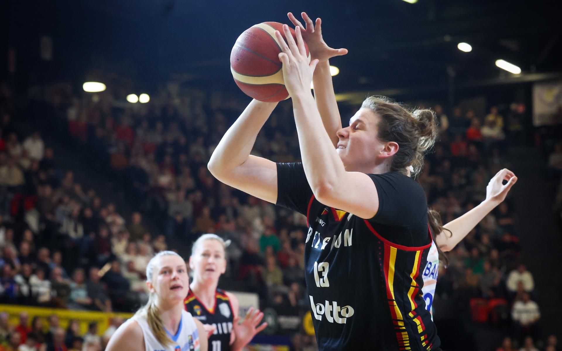 Azerbaijan Aylin Niftaliyeva and Belgium's Kyara Linskens fight for the ball during a basketball game between Belgian national team the Belgian Cats and Azerbaijan, a qualification game (5/6) for the 2025 Eurobasket tournament, on Thursday 06 February 2025 in Oostende, Belgium. BELGA PHOTO VIRGINIE LEFOUR