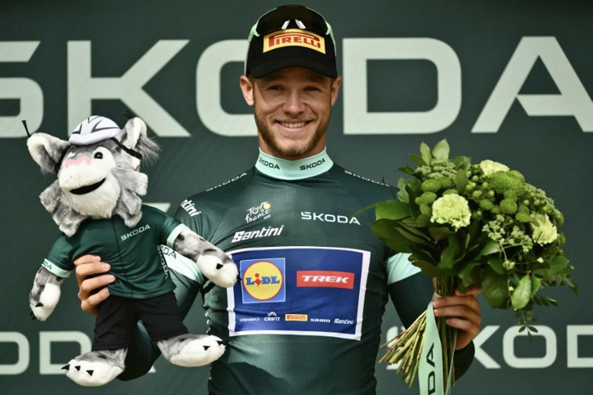 Lidl - Trek team's Italian rider Jonathan Milan celebrates on the podium with the best sprinter's green jersey after the 15th stage of the 112th edition of the Tour de France cycling race, 169.3 km between Muret and Carcassonne, southwestern France, on July 20, 2025.  Marco BERTORELLO / AFP