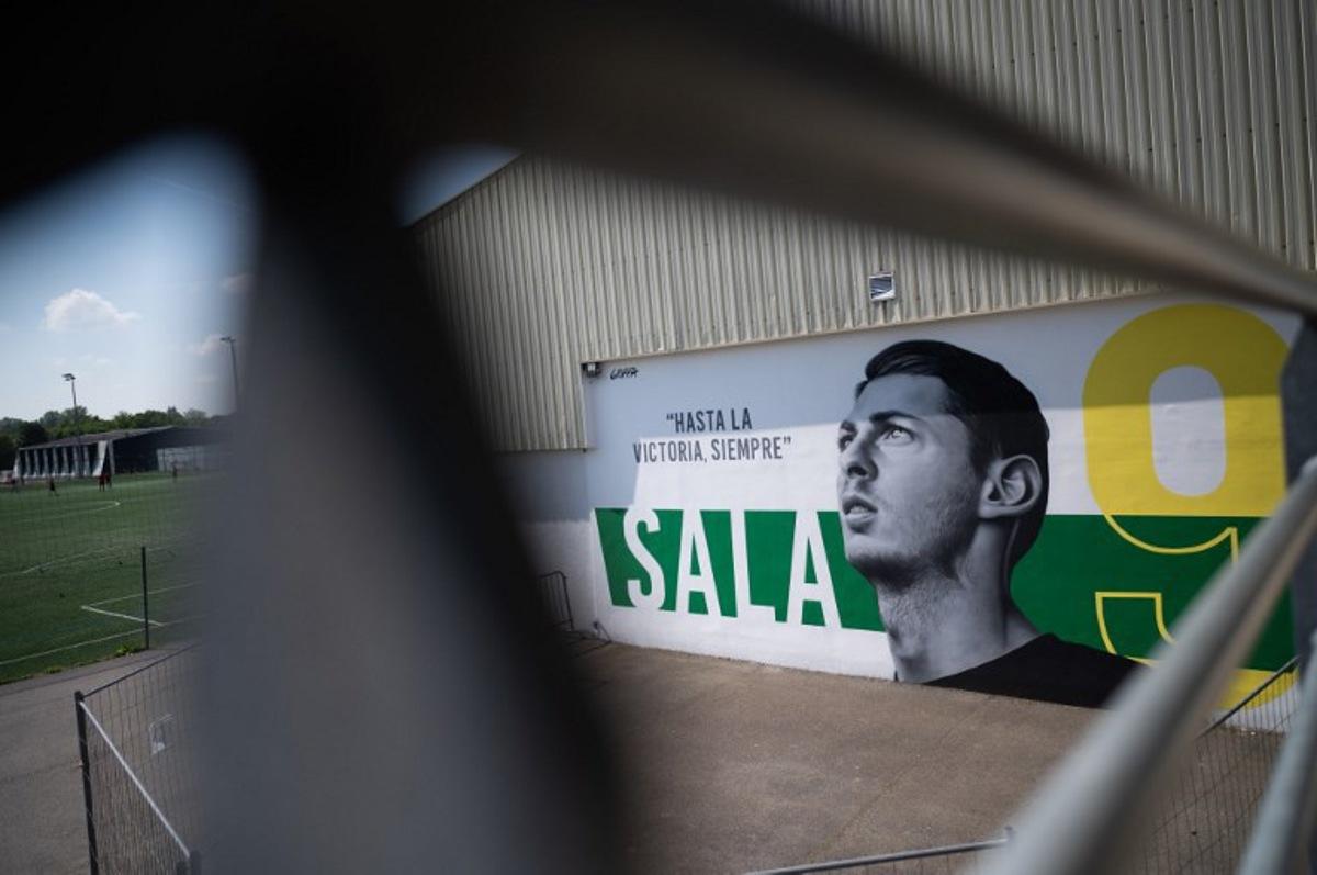 This picture taken on April 26, 2022 shows a mural by Argentinian artist Gabriel Griffa paying homage to late Argentinian football player Emiliano Sala in Carquefou, western France. Sala, 28, died in a plane crash having inhaled toxic levels of carbon monoxide from the aircraft's faulty exhaust system during an unlicensed 2019 flight en route from Nantes to Cardiff. Loic VENANCE / AFP