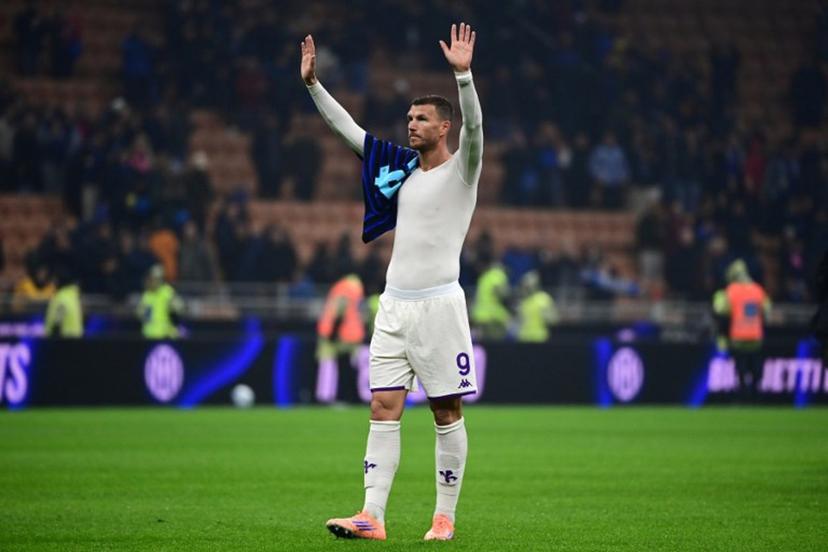 Fiorentina's Bosnian forward #09 Edin Dzeko greets Inter Milan's supporters at the end of the Italian Serie A football match between Inter Milan and Fiorentina at San Siro stadium in Milan, on October 29, 2025.  PIERO CRUCIATTI / AFP