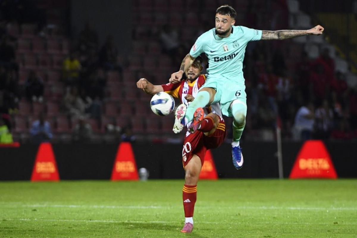 AVS' Paraguayan forward #20 Diego Duarte and Sporting Lisbon's Belgian defender #06 Zeno Debast fight for the ball during the Portuguese League football match between AVS Futebol SAD and Sporting CP at CD Aves stadium in Vila das Aves on April 26, 2026.  MIGUEL LEMOS / AFP