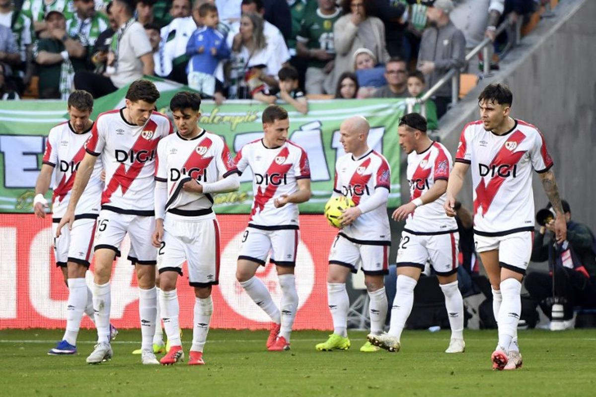 Rayo Vallecano's Spanish forward #07 Isi Palazon (3R) walks with teammates after scoring an equalizing goal during the Spanish league football match between Real Betis and Rayo Vallecano de Madrid at Benito Villamarin Stadium in Seville on February 21, 2026.  CRISTINA QUICLER / AFP