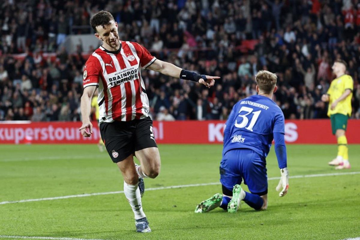 PSV Eindhoven's Croatian #5 defender Ivan Perisic (L) celebrates after scoring his team's fourth goal during the Dutch Eredivisie football match between PSV Eindhoven and SC Heerenveen at Philips Stadion in Eindhoven on March 8, 2025.  MAURICE VAN STEEN / ANP / AFP