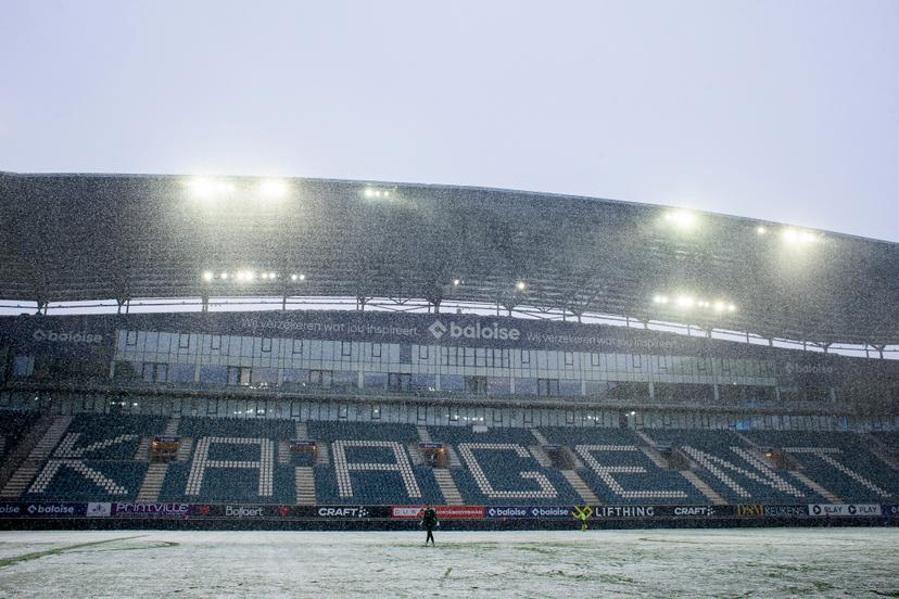 Heavy snowfall at KAA Gent's stadium during a soccer match between Jong KAA Gent and Royal Olympic Charleroi, Sunday 15 February 2026 in Gent, on day 25 of the 2025-2026 'Challenger Pro League' first division of the Belgian championship. BELGA PHOTO KRISTOF VAN ACCOM