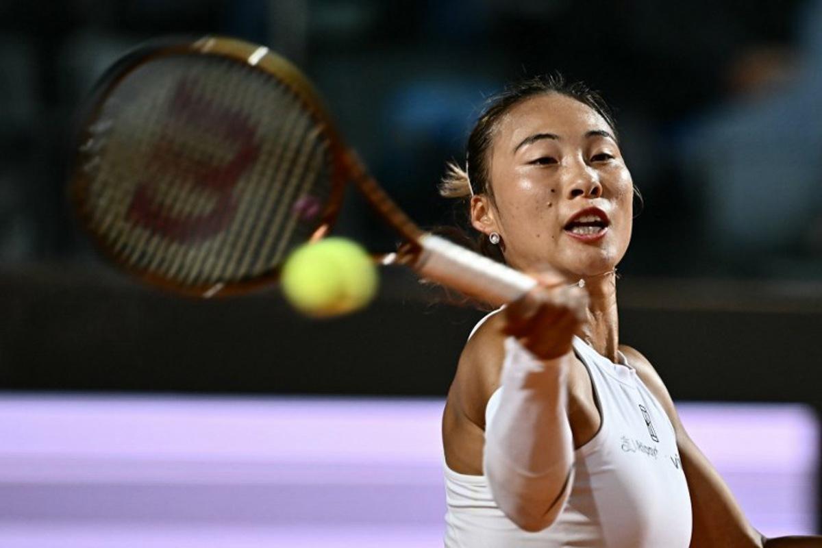 China's Zheng Qinwen returns to USA's Coco Gauff during her women's singles semi-final match for the WTA Rome Open tennis tournament at Foro Italico in Rome on May 15, 2025.  Filippo MONTEFORTE / AFP