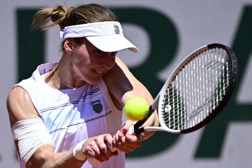 Russia's Liudmila Samsonova plays a backhand return to Ukraine's Dayana Yastremska during their women's singles match on day 6 of the French Open tennis tournament at the Roland-Garros Complex in Paris on May 30, 2025.  JULIEN DE ROSA / AFP