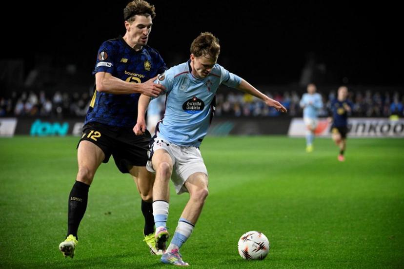 Lille's Belgian defender #12 Thomas Meunier fights for the ball with Celta Vigo's Swedish forward #19 Williot Swedberg during the UEFA Europa League first round day 7 football match between RC Celta de Vigo and Lille LOSC at Balaidos Stadium in Vigo on January 22, 2026.  Miguel RIOPA / AFP