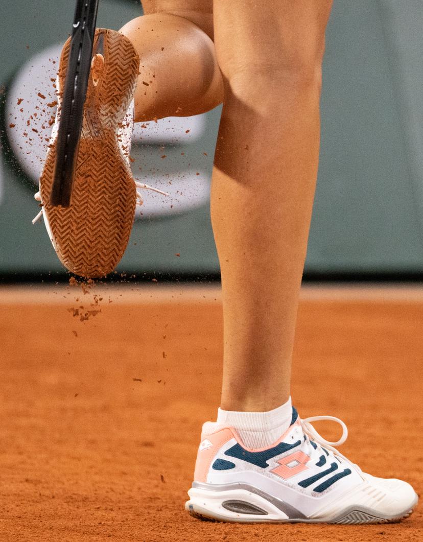 Belgian Elise Mertens taps the gravel from her shoes during the match between Belgian Mertens (WTA 20) and French Garcia (WTA 45), in the third round of the women's singles competition at the Roland Garros French Open tennis tournament, in Paris, France, Friday 02 October 2020. The main draw of this year's Roland Garros Grand Slam was postponed due to the ongoing covid-19 pandemic. This year's tournament takes place from 27 September to 11 October. BELGA PHOTO BENOIT DOPPAGNE