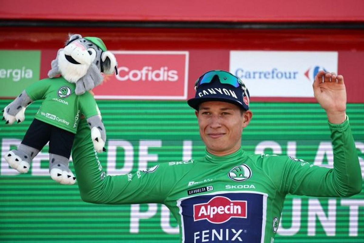 Team Corendon - Circus' Belgian rider Jasper Philipsen celebrates on the podium retaining the green jersey after the 6th stage of the 2021 La Vuelta cycling tour of Spain, a 158.3 km race from Requena to Cullera, on August 19, 2021.  JOSE JORDAN / AFP