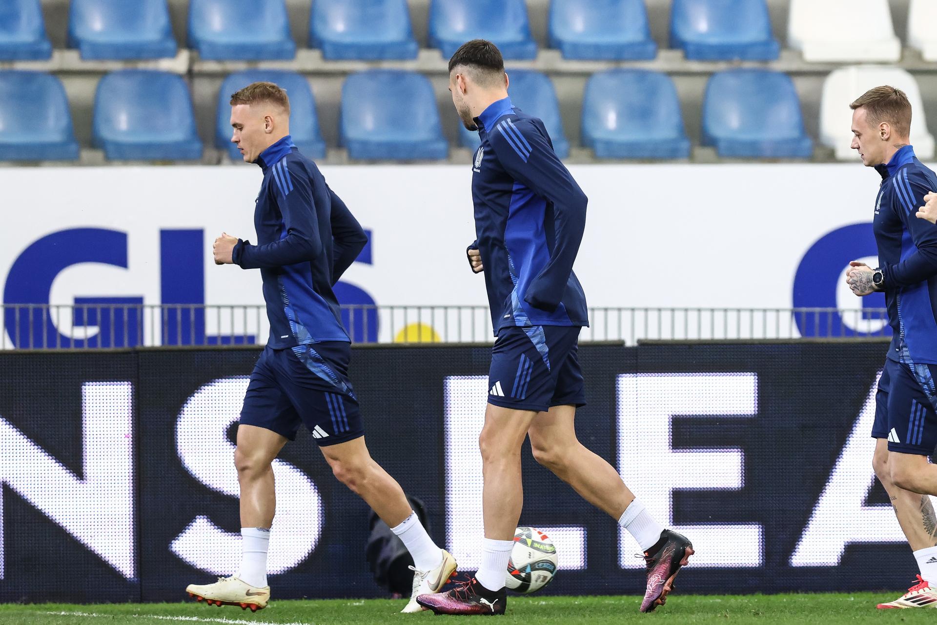 Ukraine's Artem Dovbyk (L) pictured during a training session of the Ukraine national soccer team, Saturday 22 March 2025 in Genk. The team is preparing for tomorrow's game against Belgium, the return leg of the Nations League playoff. Ukraine won the first leg 3-1. BELGA PHOTO BRUNO FAHY
