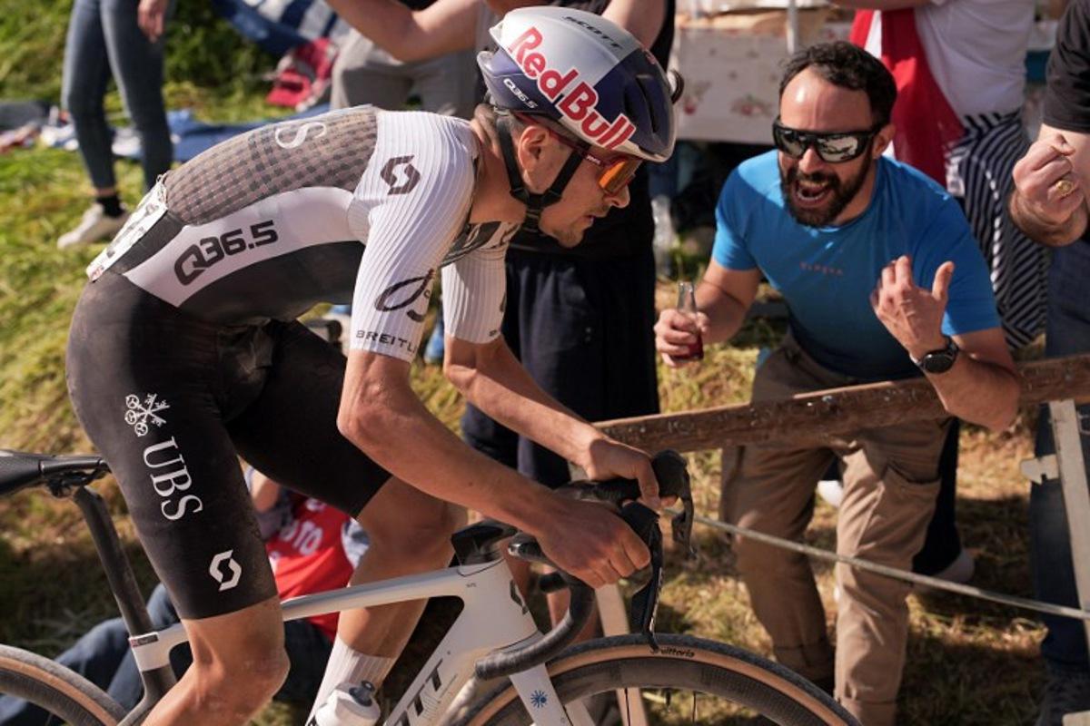 Q36.5 Pro Cycling team's British rider Thomas Pidcock rides on a gravel section during the 9th stage of the 108th Giro d'Italia cycling race in Colle Pinzuto near Siena, on May 18, 2025.  Marco Alpozzi / POOL / AFP