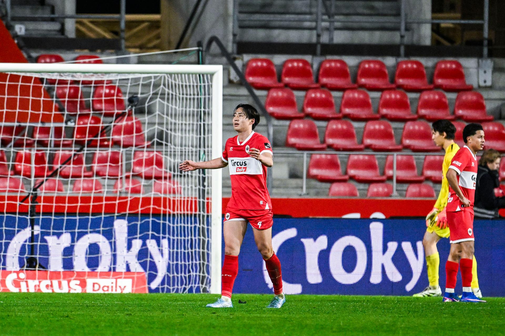 Antwerp's Yuto Tsunashima leaves the field after receiving a red card during a soccer game between Royal Antwerp FC and RSC Anderlecht, the return leg of the semi-final of the Croky Cup Belgian cup, Thursday 12 February 2026 in Antwerp. BELGA PHOTO TOM GOYVAERTS
