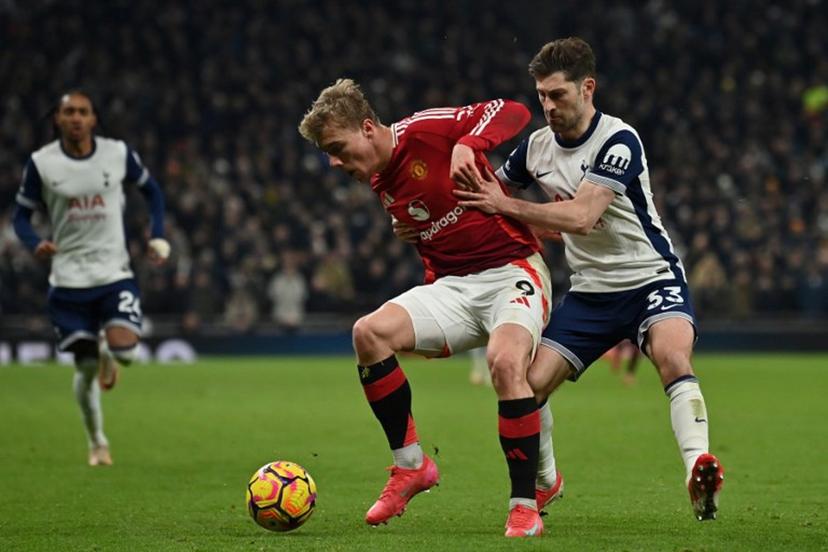 Manchester United's Danish striker #09 Rasmus Hojlund (C) vies with Tottenham Hotspur's Welsh defender #33 Ben Davies (R) during the English Premier League football match between Tottenham Hotspur and Manchester United at the Tottenham Hotspur Stadium in London, on February 16, 2025.  Glyn KIRK / AFP
