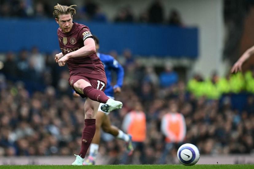 Manchester City's Belgian midfielder #17 Kevin De Bruyne passes the ball during the English Premier League football match between Everton and Manchester City at Goodison Park in Liverpool, north west England on April 19, 2025.  Paul ELLIS / AFP