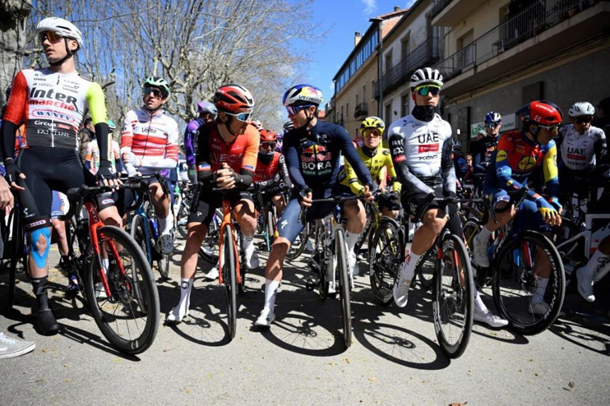 Team Bora's Primoz Roglic (C) talks with Team Ineos' Geraint Thomas (C,L) next to Team UAE's Juan Ayuso prior the start of the 6th stage of the 2025 Volta a Catalunya cycling tour of Catalonia, a 159km stage race between Berga and Queralt, on March 29, 2025.  Josep LAGO / AFP