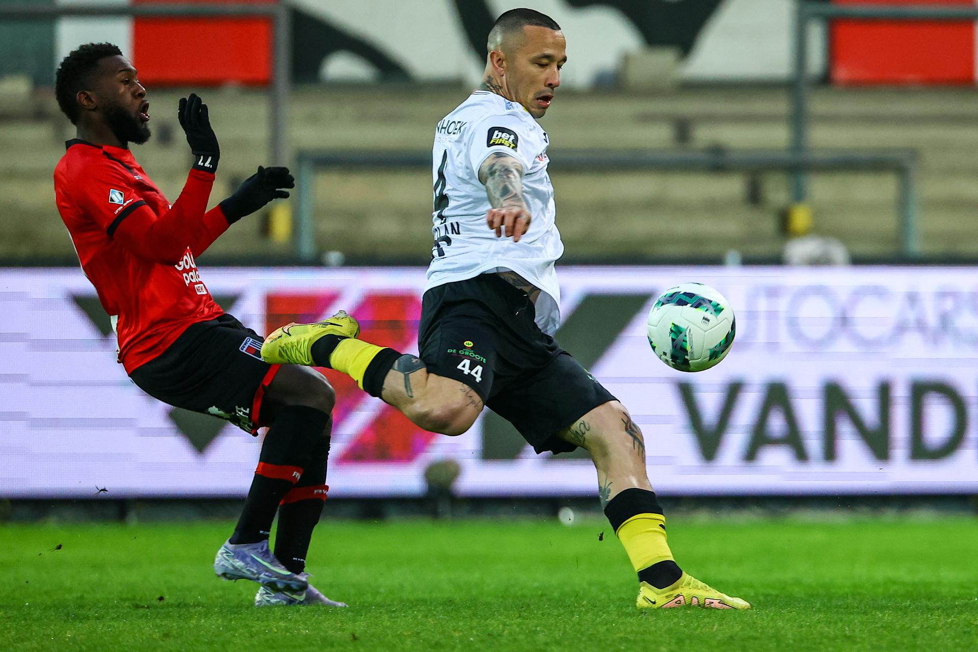 Lokeren's Radja Nainggolan pictured in action during a soccer match between KSC Lokeren-Temse and RWD Molenbeek, Thursday 24 April 2025 in Lokeren, a semi-final first leg in the promotion play-off of the 2024-2025 'Challenger Pro League' 1B second division of the Belgian championship. BELGA PHOTO DAVID PINTENS