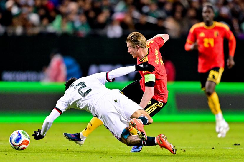 Mexico's Jorge Sanchez and Belgium's Kevin De Bruyne pictured during a friendly soccer game between the Mexican national team and Belgian national soccer team Red Devils in Chicago, on Wednesday 01 April 2026, in preparation for the 2026 World Cup. BELGA PHOTO DIRK WAEM