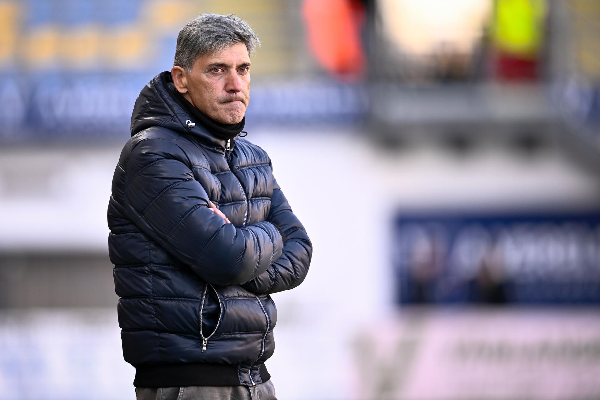 STVV's head coach Felice Mazzu and looks injured during a soccer match between Sint-Truidense VV and KV Kortrijk, Sunday 06 April 2025 in Sint-Truiden, on day 2 (out of 6) of the Relegation Play-offs of the 2024-2025 'Jupiler Pro League' first division of the Belgian championship. BELGA PHOTO JOHAN EYCKENS