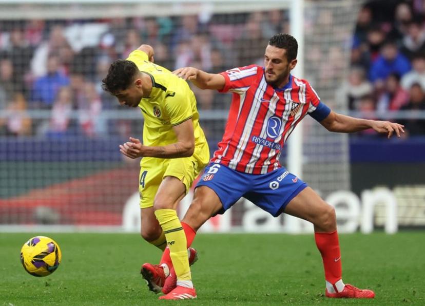 Villarreal's Spanish midfielder #14 Santi Comesana fights for the ball with Atletico Madrid's Spanish midfielder #06 Koke during the Spanish league football match between Club Atletico de Madrid and Villarreal CF at the Metropolitano stadium in Madrid on January 25, 2025.  Pierre-Philippe MARCOU / AFP