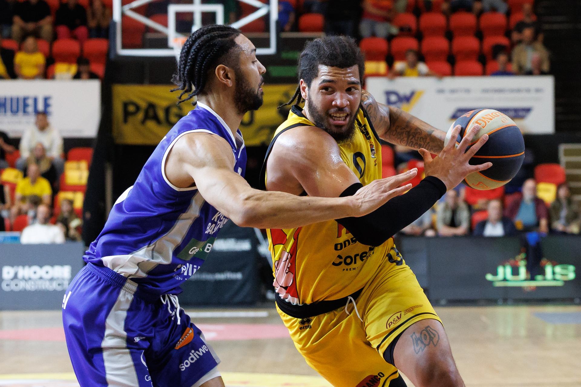 Mechelen's Joshua Heath and Oostende's Timmy Allen fight for the ball during a basketball match between BC Oostende and Kangoeroes Mechelen, Monday 02 June 2025 in Oostende, a final game (2nd leg, best-of-5) in the playoffs of the 'BNXT League' Belgian/ Dutch first division basket championship. BELGA PHOTO KURT DESPLENTER