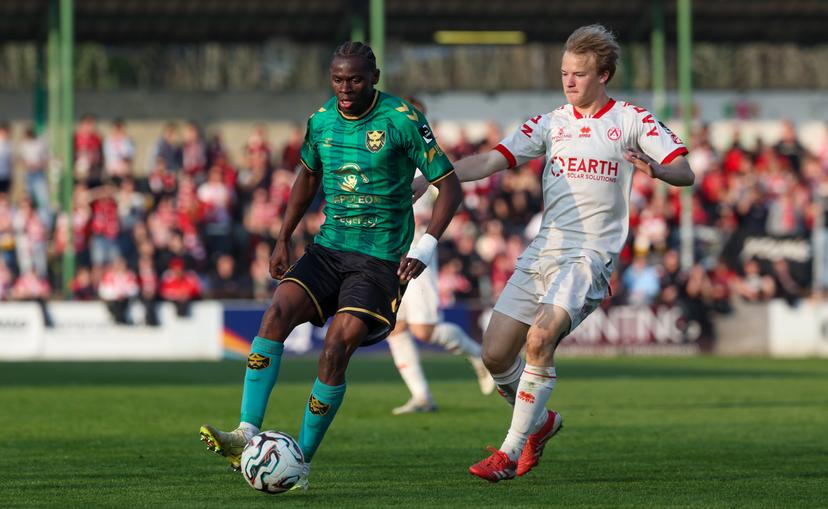 Francs Borains' Aboubacar Ali and Kortrijk's Liam De Smet fight for the ball during a soccer game between Royal Francs Borains and KV Kortrijk, Saturday 21 March 2026 in Boussu, on day 31 of the 2025-2026 'Challenger Pro League' 1B second division of the Belgian championship. BELGA PHOTO VIRGINIE LEFOUR