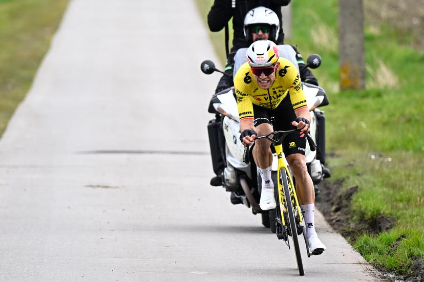 Belgian Wout van Aert of Team Visma-Lease a Bike pictured in action during the men elite race of the 'Dwars Door Vlaanderen' cycling event, 184,6km from Roeselare to Waregem, Wednesday 01 April 2026. BELGA PHOTO JASPER JACOBS