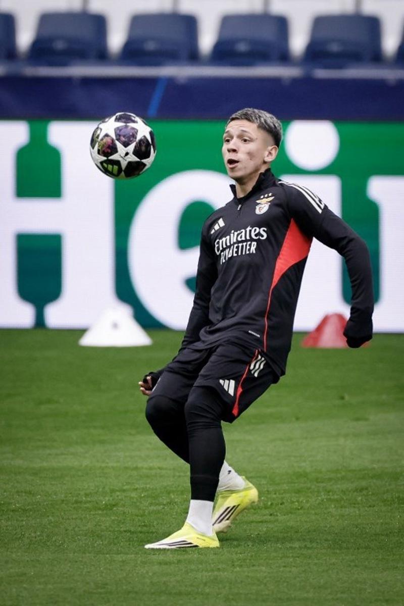 SL Benfica's Argentine forward #25 Gianluca Prestianni controls the ball during a  training session on the eve of their UEFA Champions League knockout round play-off second leg football match against Real Madrid CF at Santiago Bernabeu Stadium in Madrid on February 24, 2026.  Oscar DEL POZO / AFP