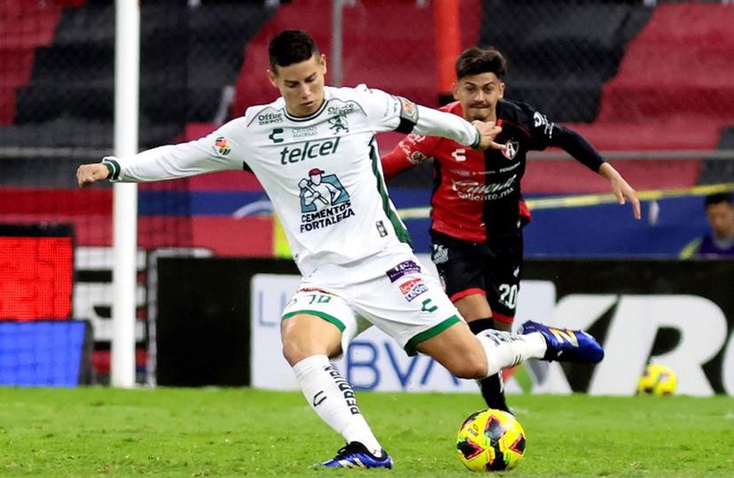 Atlas' Paraguayan forward #20 Diego González (R) and Leon's Colombian midfielder #10 James Rodríguez fight for the ball during the Liga MX Clausura football match between Atlas and Leon at the Jalisco Stadium in Guadalajara, Jalisco State, Mexico on January 18, 2025.  ULISES RUIZ / AFP