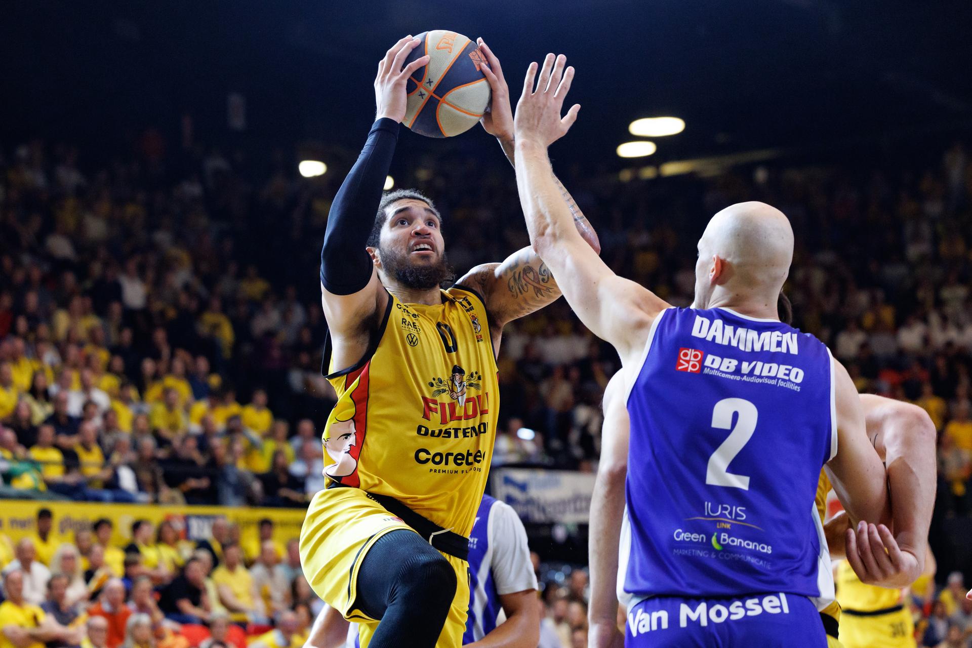 Oostende's Timmy Allen and Mechelen's Yannick Dammen fight for the ball during a basketball match between BC Oostende and Kangoeroes Mechelen, Saturday 07 June 2025 in Oostende, the fourth game of the best-of-5 finals in the playoffs of the 'BNXT League' Belgian/ Dutch first division basket championship. BELGA PHOTO KURT DESPLENTER