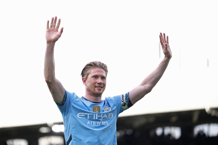Manchester City's Belgian midfielder #17 Kevin De Bruyne gestures to the fans after playing his final game for City, after the English Premier League football match between Fulham and Manchester City at Craven Cottage in London on May 25, 2025. City won the game 2-0. Anne-Christine POUJOULAT / AFP