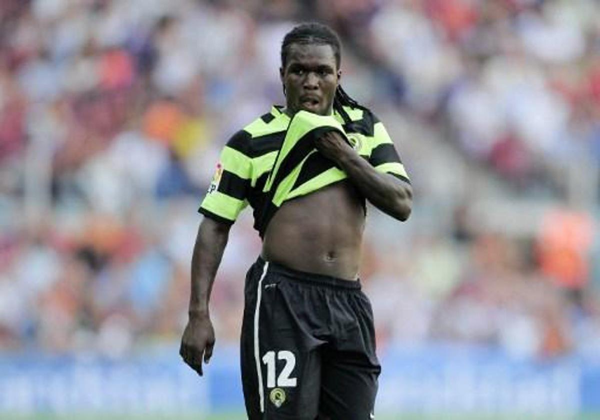 Hercules Dutch midfielder Royston Drenthe gestures during a Spanish League football match against Barcelona at the Camp Nou Stadium in Barcelona, on September 11, 2010. AFP PHOTO / JOSEP LAGO