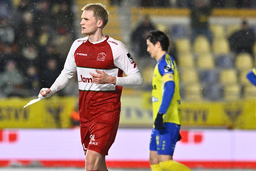 Essevee's Jakob Kiilerich receives a yellow card from and referee Nathan Verboomen a soccer match between Sint-Truidense V.V. and Zulte Waregem, Sunday 15 February 2026 in Sint-Truiden, on day 25 of the 2025-2026 'Jupiler Pro League' first division of the Belgian championship. BELGA PHOTO JOHAN EYCKENS