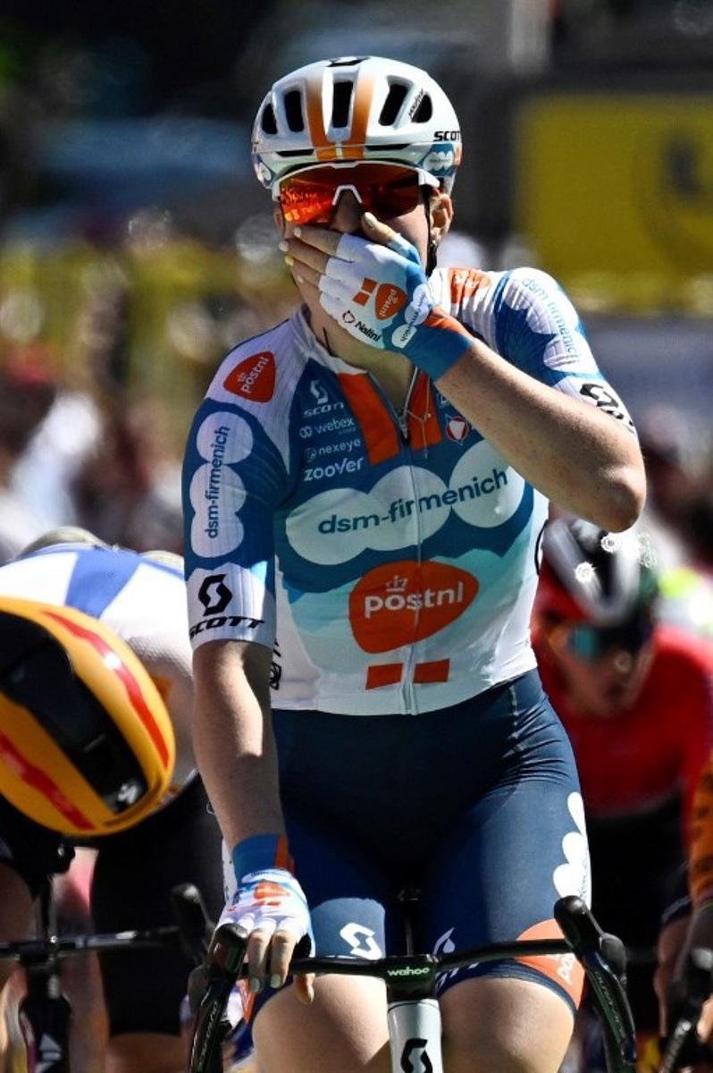 Team DSM-Firmenich PostNL's Dutch rider Charlotte Kool (C) celebrates as she crosses the finish line to win the first stage (out of 8) of the third edition of the Women's Tour de France cycling race, 123 km between Rotterdam and The Hague, on August 12, 2024.   JULIEN DE ROSA / AFP