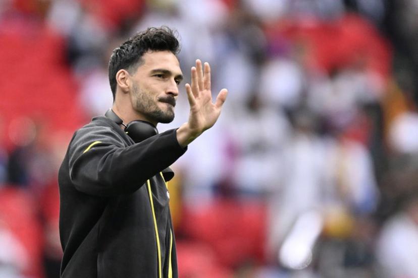Dortmund's German defender #15 Mats Hummels waves ahead of the UEFA Champions League final football match between Borussia Dortmund and Real Madrid, at Wembley stadium, in London, on June 1, 2024.  INA FASSBENDER / AFP