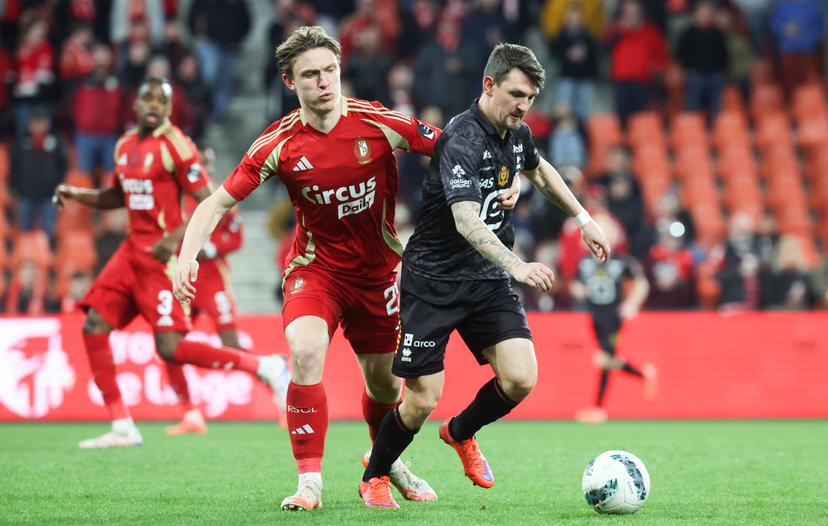 Standard's Ibe Hautekiet and Mechelen's Benito Raman fight for the ball during a soccer match between Standard de Liege and KV Mechelen, Saturday 29 March 2025 in Liege, on day 1 (out of 10) of the Europe Play-offs of the 2024-2025 'Jupiler Pro League' first division of the Belgian championship. BELGA PHOTO VIRGINIE LEFOUR