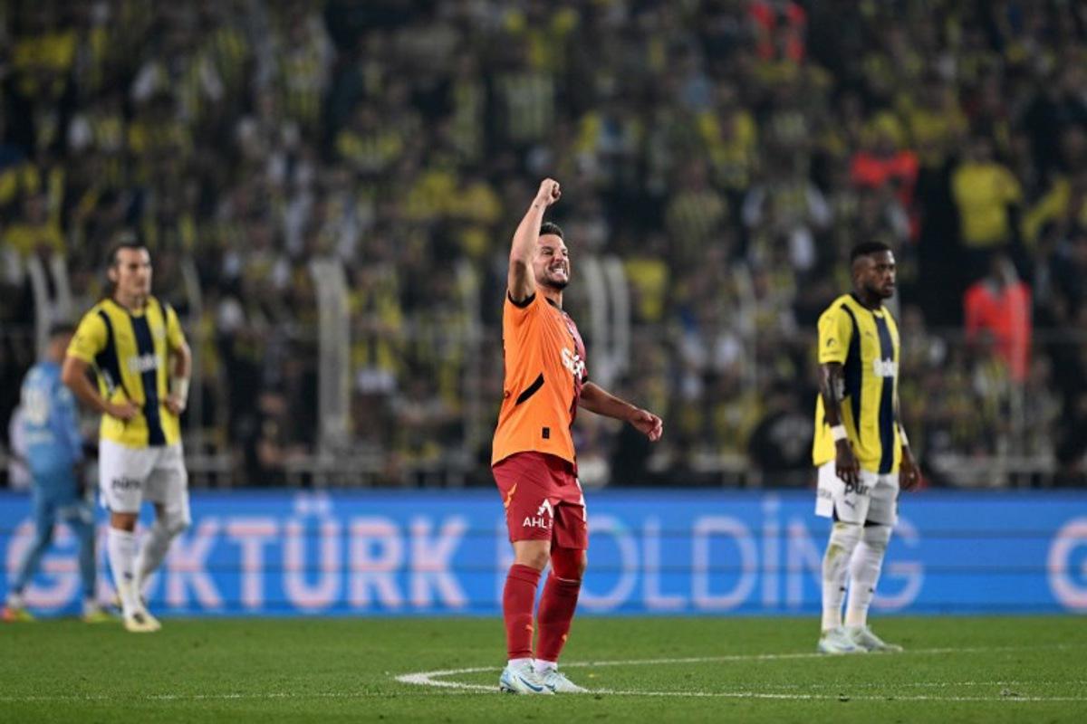 Galatasaray's Belgian midfielder Dries Mertens (C) celebrates after scoring his team's second goal during the Turkish Super lig football match between Fenerbahce and Galatasaray at Fenerbahce Sukru Saracoglu Stadium in Istanbul, on September 21, 2024.  Ozan KOSE / AFP